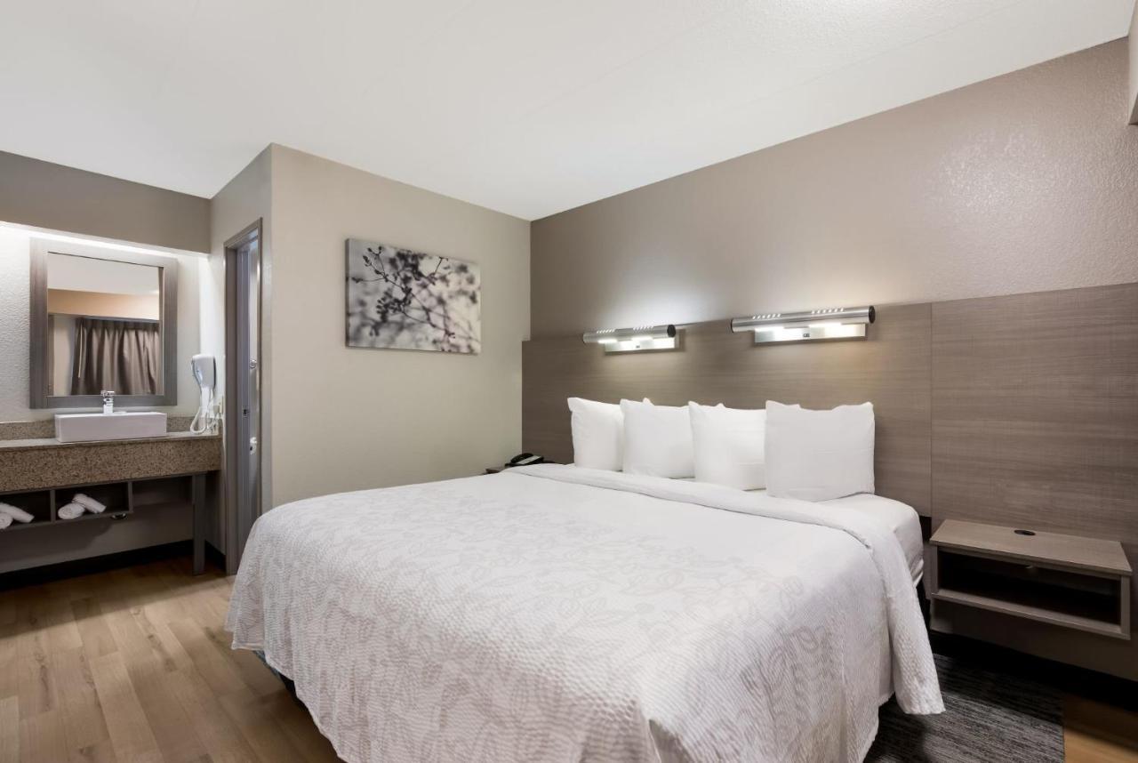 Hotel Red Roof Plus+ Chicago - 3*
