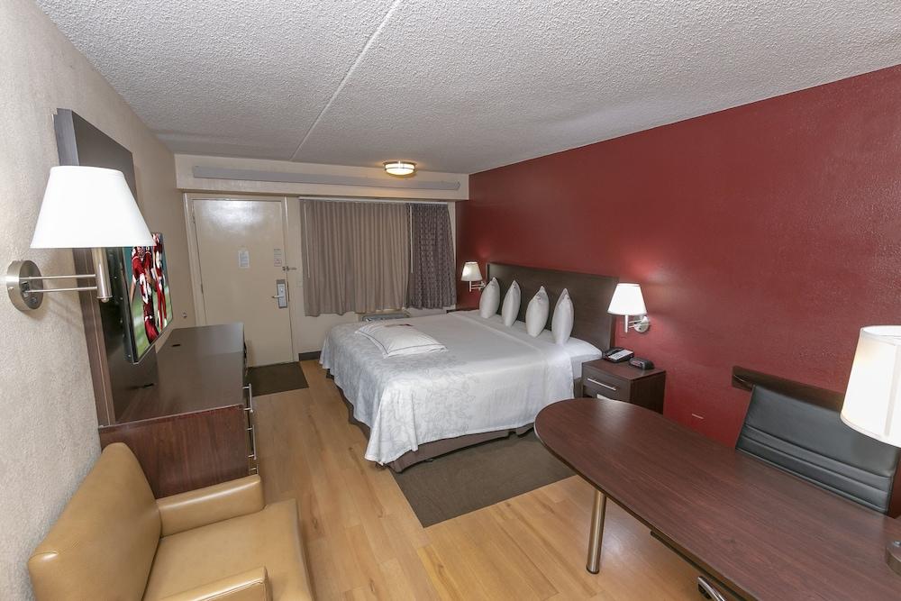 Red Roof Plus+ Chicago - Hotel 3*