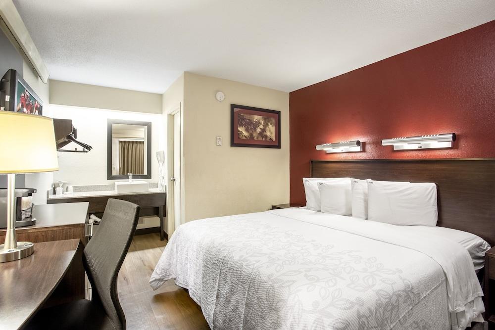 Red Roof Plus+ Chicago - Hotel 3*
