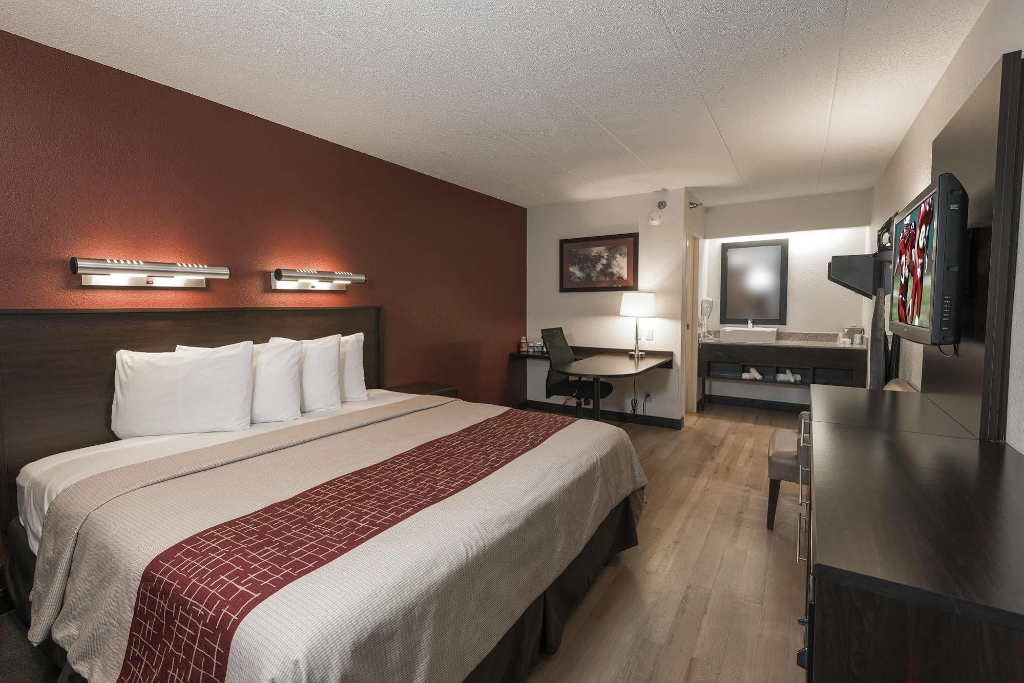 Hotel Red Roof Plus+ Chicago - Naperville